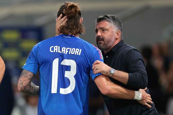 Gennaro Gattuso, þjálfari ítalska landsliðsins, ræðir aðeins málin við Riccardo Calafiori í leik Ítala í undankeppni HM 2026.
