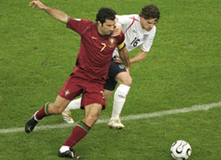 Figo í baráttunni við Owen Hargreaves
