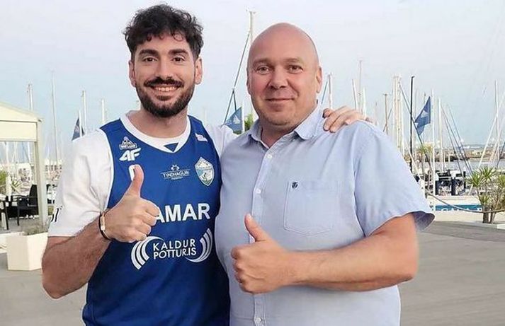 Jose Medina með Tryggva formanni Hamars en þó nokkrir Hamarsstrákar og foreldrar þeirra eru stödd í körfuboltabúðum Jose Medina á Spáni.