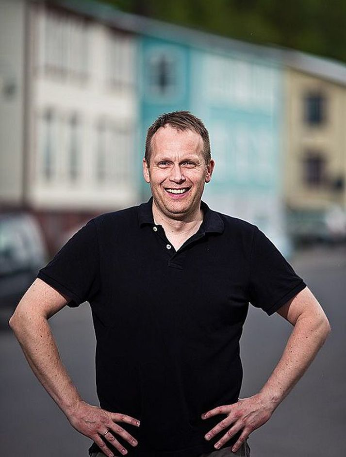 Jóhannes Valgeirsson var um langt skeið fremsti knattspyrnudómari landsins. Hann er nú kominn með sína eigin hljómsveit sem flytur efni eftir hann. 