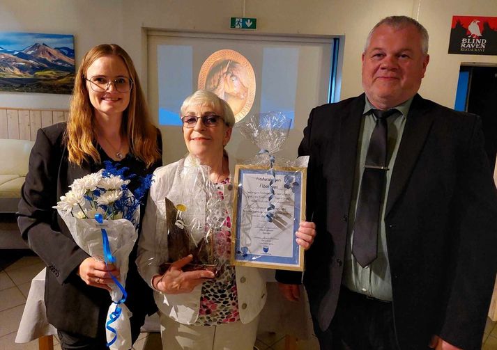 Hulda Kristjánsdóttir, sveitarstjóri Flóahrepps og Árni Eiríksson, oddviti með Siggu á Grund þegar Hulda afhenti henni heiðursnafnbótina „Heiðursborgari” Flóahrepps á skjali í gærkvöldi.