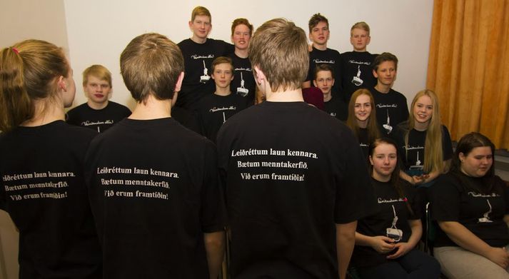 Nemendum mættu í morgun í tíma íklæddir svörtum bolum til stuðnings kennara skólans.