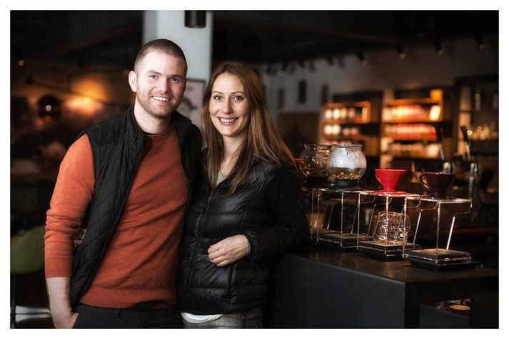 Halldór Guðmundsson framkvæmdastjóri kaffihúsanna og Kristín María Dýrfjörð, markaðsstjóri T&K, eru hér á nýja kaffihúsinu.