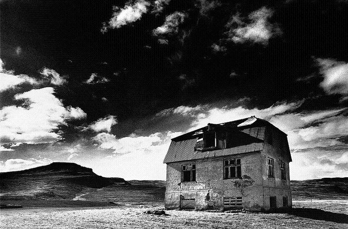 Elstu myndirnar í bókinni eru frá 1985 en þær nýjustu voru teknar í fyrra. Mörg húsanna hafa verið jöfnuð við jörðu síðan þá og önnur gerð upp.