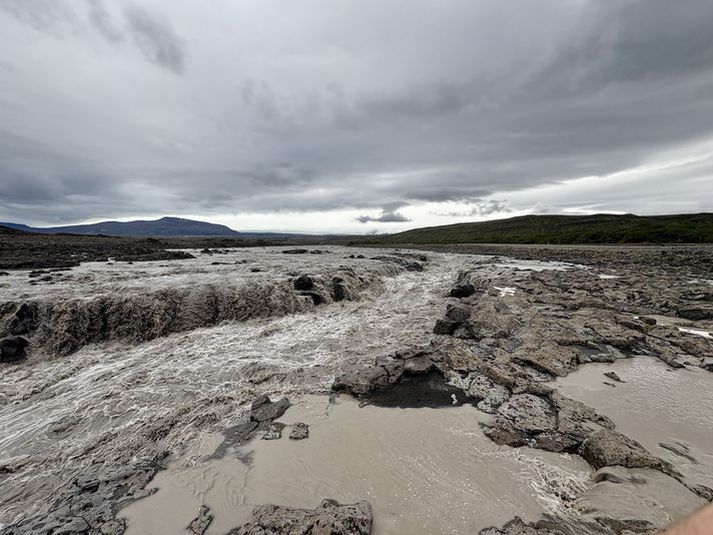 Vatnshæðin við brúna yfir Hvítá er núna komin niður í það sem hún var fyrir atburðina.