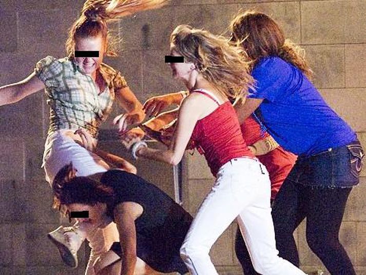 Stúlknaofbeldi. Myndin er sviðsett.