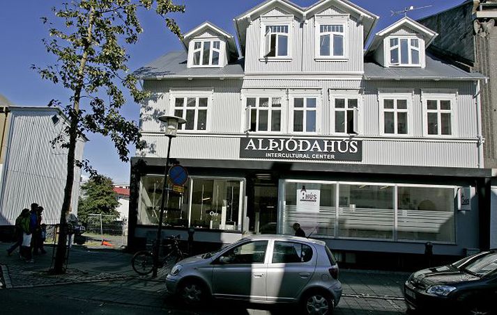 Í Alþjóðahúsi er rekin ýmis þjónusta fyrir útlendinga, og upp á síðkastið hefur þeim verið veitt mikil aðstoð við að flytja úr landi frá eignum og skuldum.Fréttablaðið/arnþór