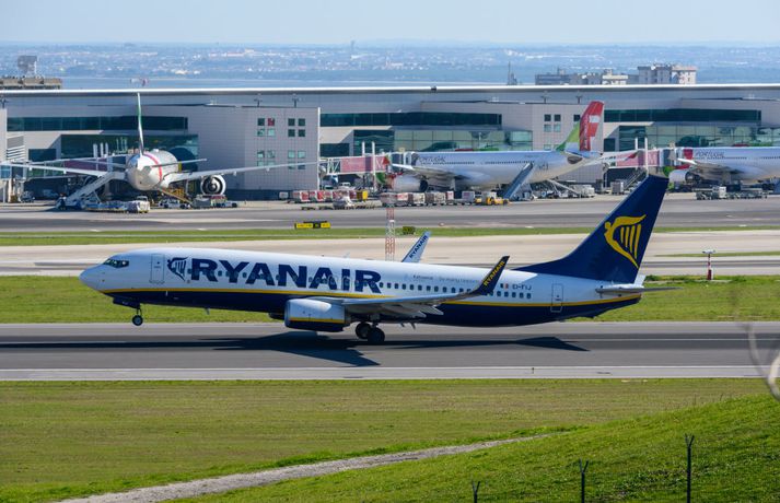 Vél Ryanair kemur til lendingar á alþjóðaflugvellinum í Lissabon.