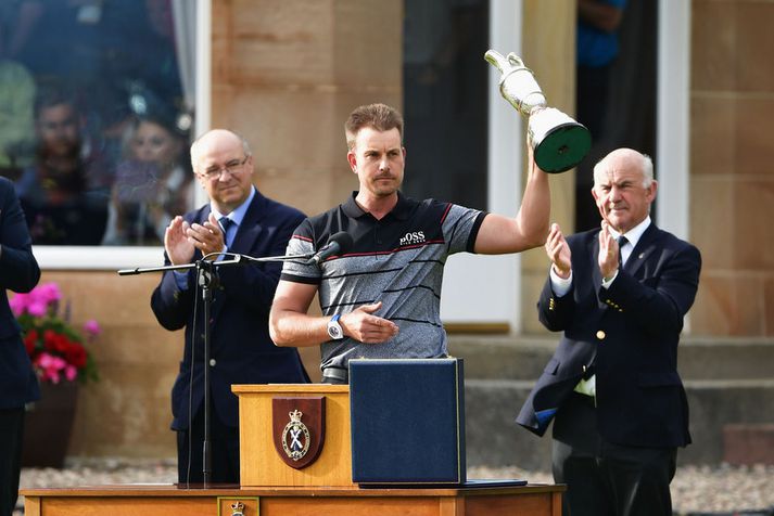 Henrik Stenson lyftir Silfurkönnunni fyrir Mike.