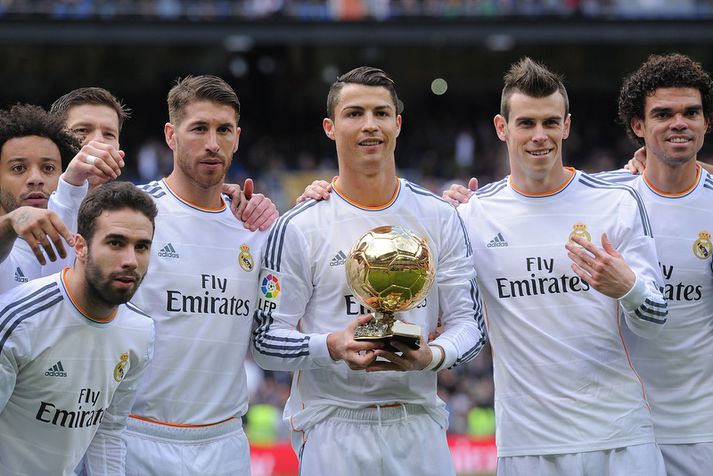 Cristiano Ronaldo með Gullboltann sem hann vann í fyrra.