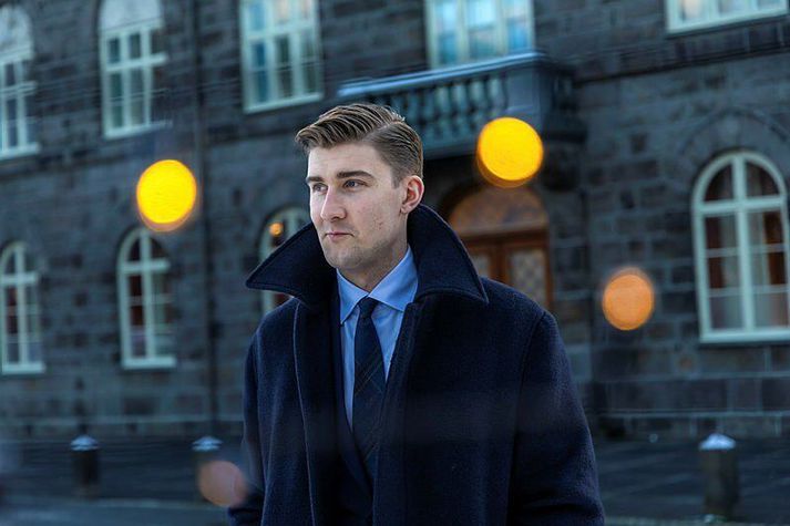 Þó ljóst sé að manni síðustu viku, Snorra Mássyni, er ekki sama um hvað yfir hann gengur og úr öllum áttum en hann er furðu rólegur.