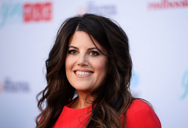 Monica Lewinsky varð fræg á einni nóttu í byrjun árs 1998 þegar upp komst um ástarsamband hennar við yfirmann sinn, Bill Clinton, þáverandi forseta Bandaríkjanna.