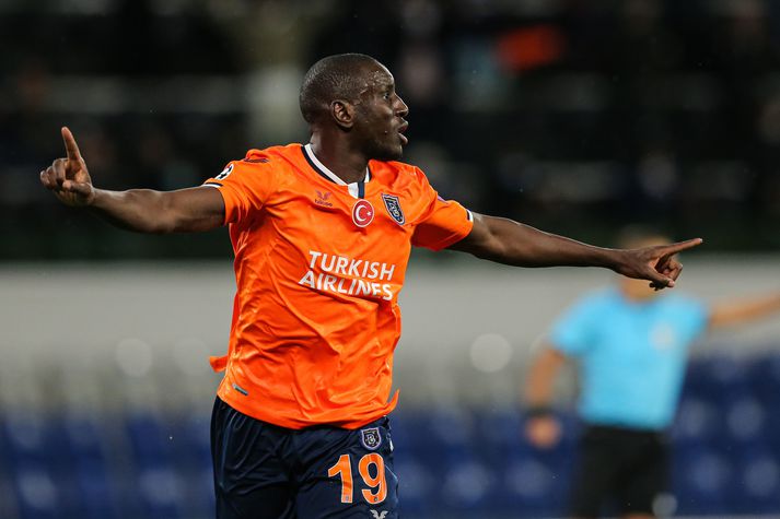 Demba Ba fagnar eftir að hafa komið Istanbul Basaksehir yfir gegn Manchester United í leik liðanna í Meistaradeild Evrópu í gær.