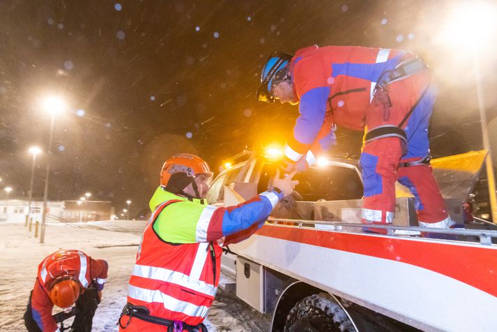 Björgunarsveitarmenn að störfum í óveðrinu í gærkvöldi.