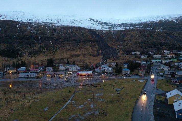 Nokkrar skriður hafa fallið á Seyðisfirði. Hér má sjá þar sem skriður hafa fallið úr Botnum utan við Nautaklauf á Austurveg.