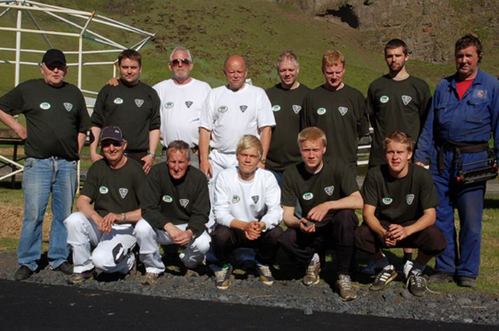 Hér má sjá sjálfboðaliða í Vestmannaeyjum sem taka þátt í uppbyggingunni.