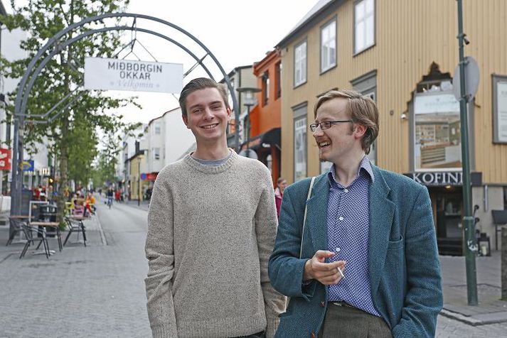 Matthew Deaves er skiptinemi í íslensku við HÍ. Vinur hans, John Wright, er í heimsókn en hann lærir víkingafræði í Bretlandi. 