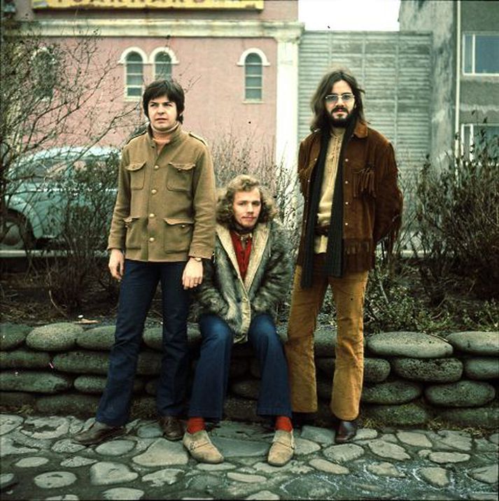Við Tjarnarbíó 1970. Óðmenn spiluðu þar í poppleiknum Óla og mikið af því efni endaði á tvöföldu plötunni sem nú er komin út í Þýskalandi.