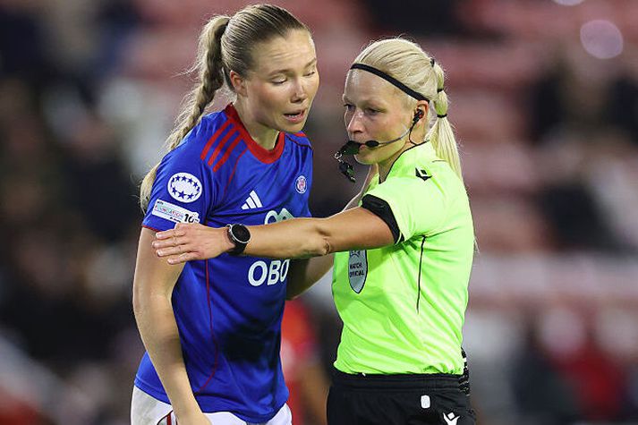 Arna Eiríksdóttir var skiljanlega óánægð með vítaspyrnudóminn enda gat hún lítið gert til að fá boltann ekki upp í höndina.