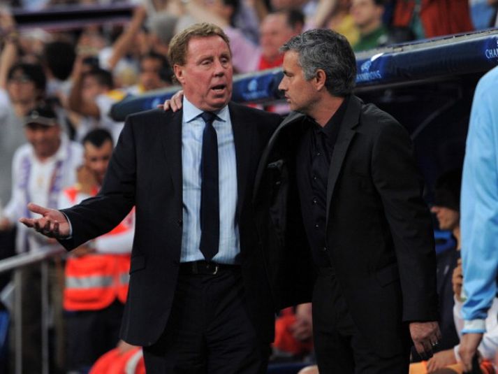Harry ræðir hér málin við Mourinho. Mynd / Getty Images