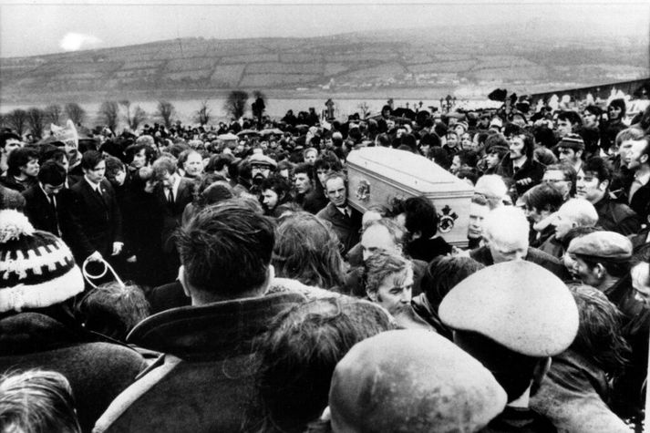 Sygjendur bera kistu eins þeirra þrettán sem breskir hermenn skutu til bana í Derry á Norður-Írlandi á blóðuga sunnudeginum árið 1972.