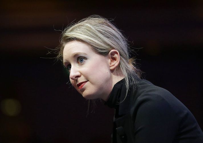 Elizabeth Holmes klæddi sig á tímabili í anda Steve Jobs, átrúnaðargoðs síns. Hún stofnaði Theranos þegar hún var 19 ára gömul og varð fljótt einn umtalaðist frumkvöðullinn í Sílikondal.