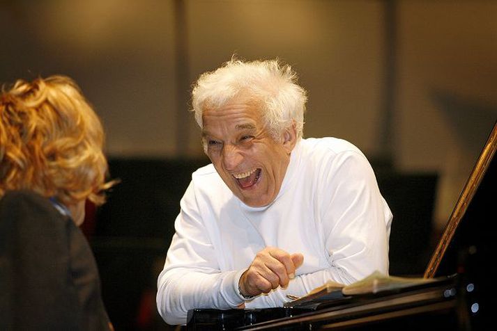 Vladimir Ashkenazy stjórnar Sinfóníuhljómsveit Íslands þegar Harpa verður opnuð 4. maí að ári.