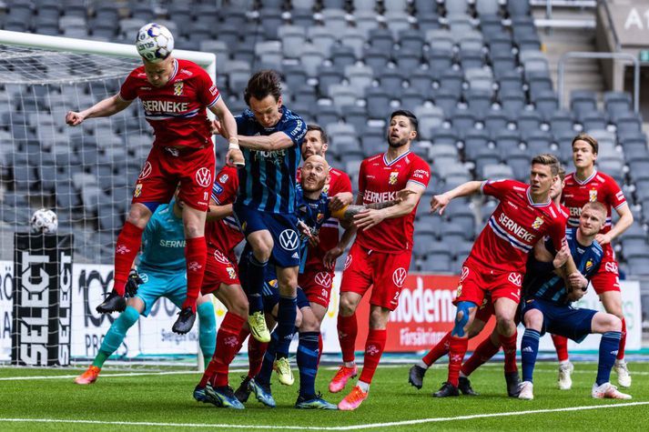 Kolbeinn Sigþórsson skallar boltann frá marki í leik með IFK Gautaborg.