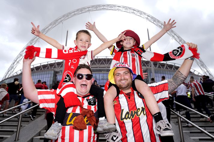 Það er eins gott að vera með miðana klára og á góðum stað þegar farið er á fótboltaleiki í Englandi. Þessir stuðningsmenn Sheffield United voru með allt á hreinu þegar þeir mættu á leik á Wembley-leikvanginum.