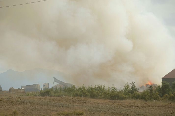 Erfiðlega gekk slökkva eld sem kom upp á urðunarstað Sorpurðunar Vesturlands í Fíflholtum á Mýrum í gærmorgun.