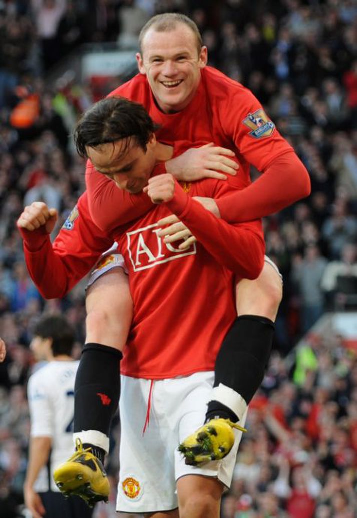 Wayne Rooney bregður sér á bak Dimitar Berbatov. Þeir tveir hafa náð vel saman að undanförnu.
