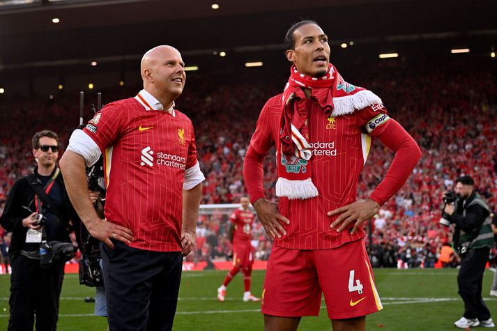 Arne Slot og Virgil van Dijk sjást hér saman eftir að Liverpool hafði tryggt sér enska meistaratitilinn í fyrra.