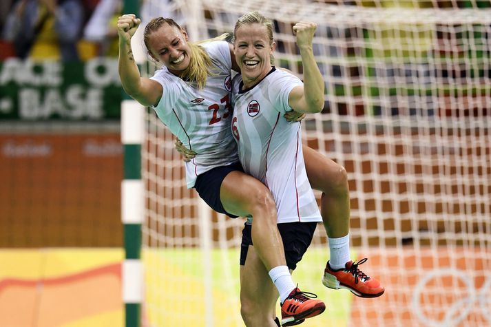 Heidi Loke, til hægri, hefur fagnað mörgum sigrum með norska handboltalandsliðinu á síðustu árum. Hér er hún með Camillu Herrem á ÓL í Ríó.