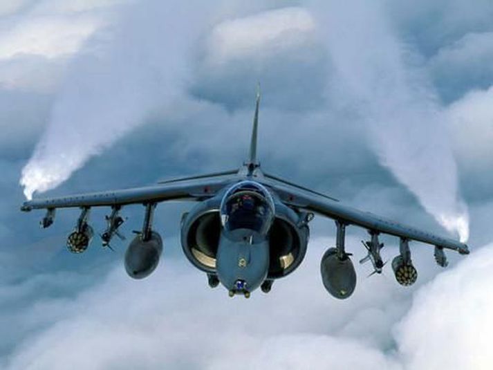Hin illvíga Harrier GR7-orrustuþota breska sjóhersins getur hafið sig lóðrétt til flugs líkt og þyrla og þarf því ekki flugbraut. Í vopnabúri hennar er m.a. að finna hina laser-stýrðu Paveway-eldflaug auk AIM 9 Sidewinder-stýriflaugarinnar sem Bandaríkjamenn hlaða á allar F-14, 15 og 16-vélar sínar.