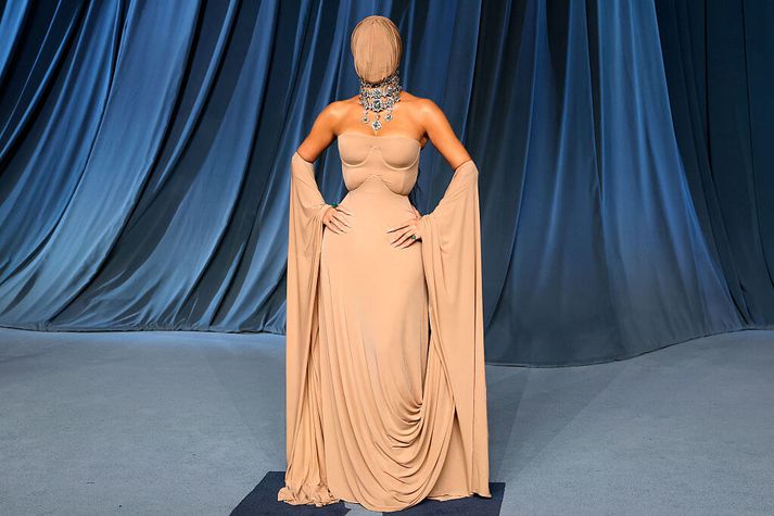 Kim Kardashian í mjög sérstökum klæðum á Academy Museum Gala viðburðinum í Los Angeles. 