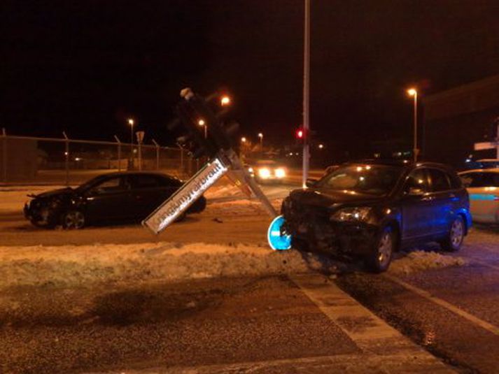 Bílarnir sem fluttir voru af vettvangi voru óökuhæfir.