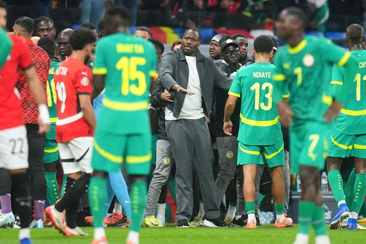 Pape Thiaw sést hér á hliðarlínunni í Afríkukeppninni á dögunum.