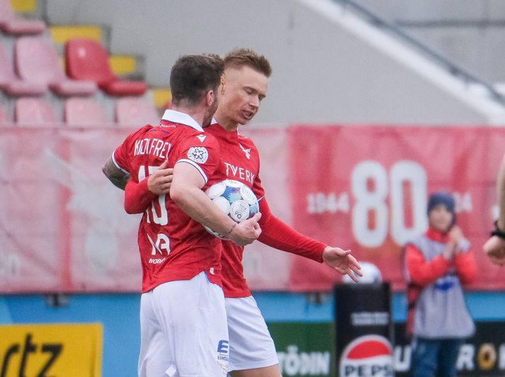 Patrick Pedersen skoraði jöfnunarmark Vals gegn Vestra. Hér fagnar hann ásamt Kristni Frey Sigurðssyni.