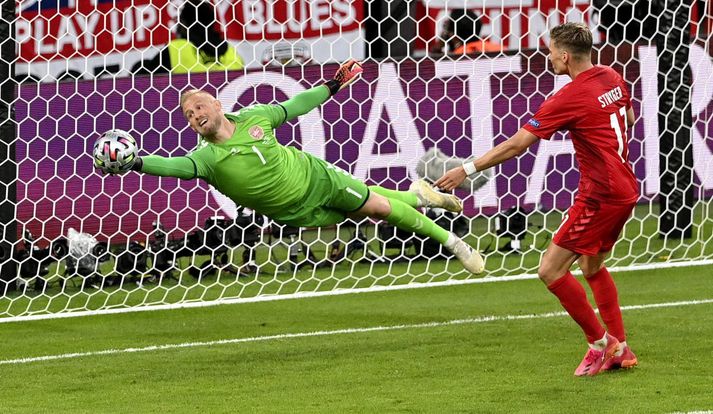 Kasper Schmeichel ver hér skot frá Englendingum í leiknum á Wembley í gær.