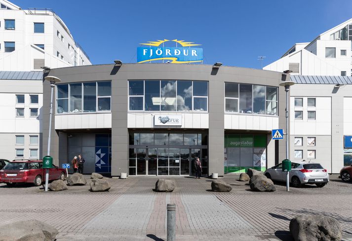 Stúlkan fannst fyrir utan verslunarmiðstöðina Fjörður. Myndin er úr safni.