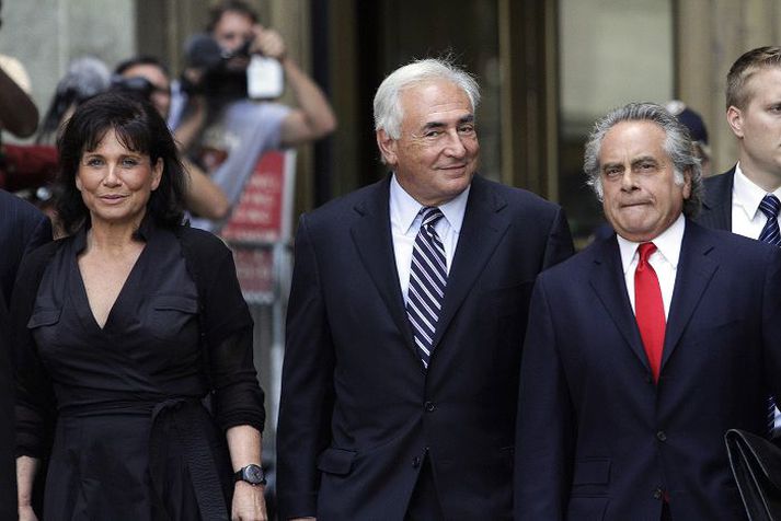 Frjáls maður Dominque Strauss-Kahn gengur út úr dómhúsinu í New York ásamt eiginkonu sinni. fréttablaðið/AP