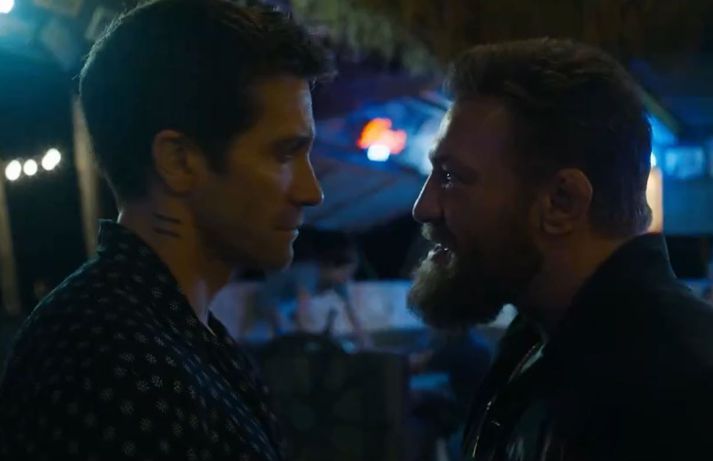 Conor McGregor og Jake Gyllenhaal í Roadhouse.