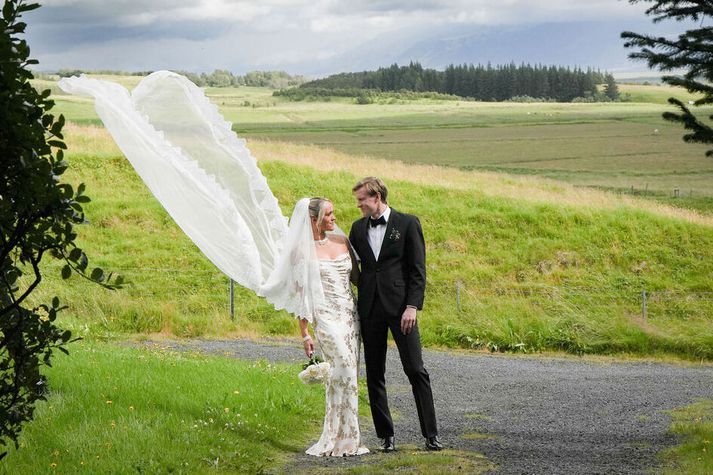 Berglind Jónsdóttir og Halldór Arnarsson giftu sig við einstaklega fallega athöfn í sveitinni.