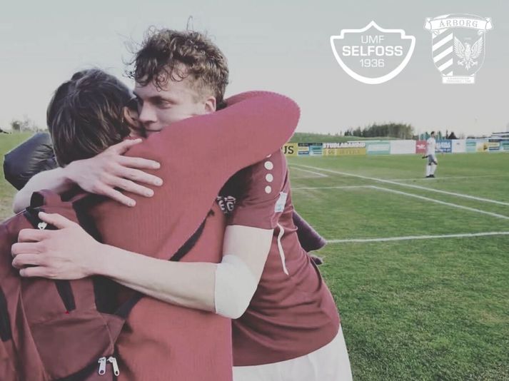 Árborg og Selfoss hafa aldrei áður mæst í mótsleik. Leikurinn í kvöld verður styrktarleikur vegna veikinda móður Arons Fannars Birgissonar en hann hefur leikið með báðum liðum.