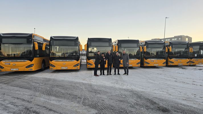 Á mynd, frá vinstri, Björn Ragnarsson, forstjóri Icelandia og Almenningsvagna Kynnisferða, Eric Zhang frá Higer, Jóhannes Svavar Rúnarsson, framkvæmdastjóri Strætó, Ingvar Hjaltalín, sviðsstjóri rekstrarsviðs Strætó og Hjörvar Sæberg Högnason, framkvæmdastjóri Hagvagna. 