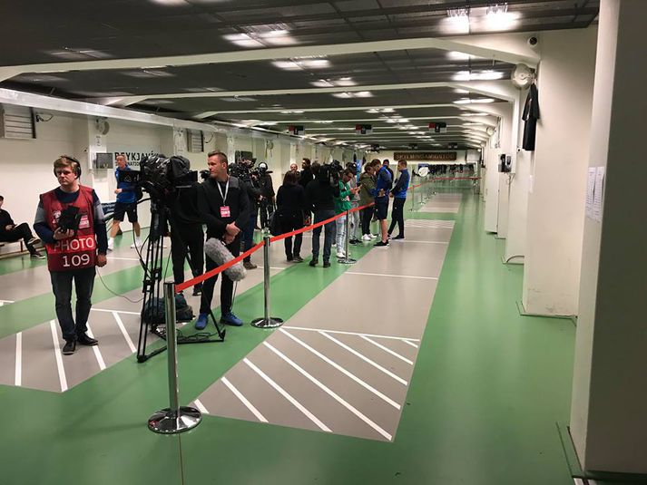 Hið svokallaða "mixed zone“ undir stúkunni á Laugardalsvelli í kvöld þar sem allajafna skylmingar eru stundaðar og spilað bandý.