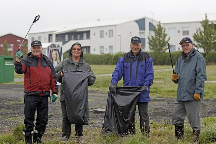 Jóhann Helgason, Guðrún Ísleifsdóttir, Jakob Þórhallsson og Ragnar Benediktsson eru hér að tína rusl. Jóhann segir þau ekki hætta fyrr en Grafarvogur er orðinn hreinasta hverfið í borginni.