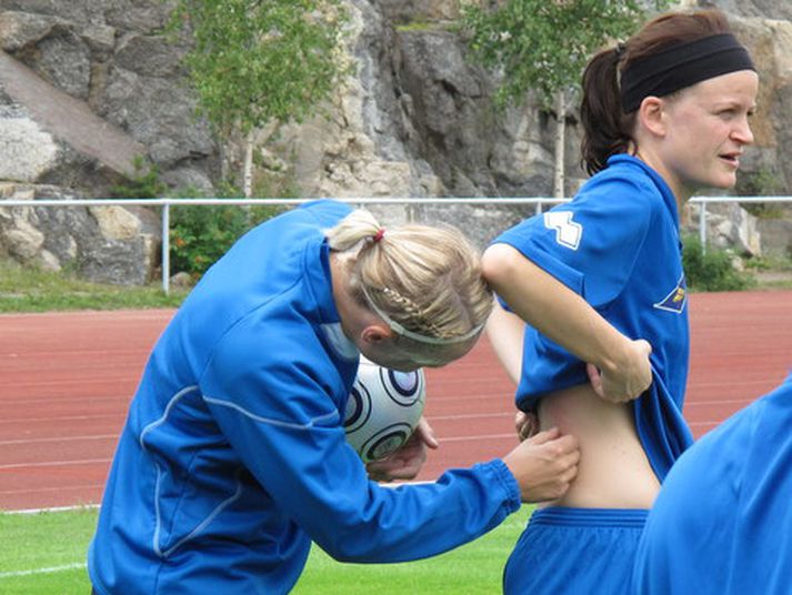 Edda Garðarsdóttir skoðar hér hvort Katrín Jónsdóttir hafi verið bitin.