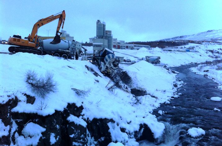 Mikil hálka var á veginum og svo virðist sem að afturdekk steypubílsins hafi runnið til.