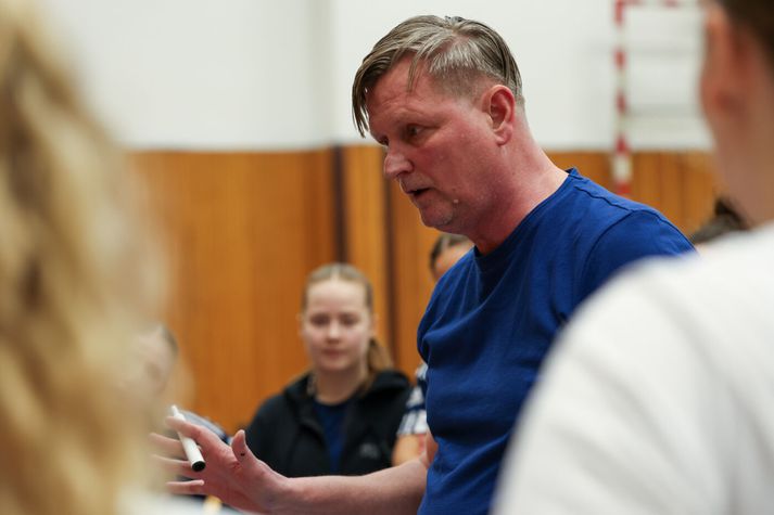 Sigurður Ingimundarson hefur í nægu að snúast þessa dagana enda þjálfar hann bæði karla- og kvennalið Keflavíkur. Tindastóll er andstæðingur beggja liðanna í úrslitakeppninni. 